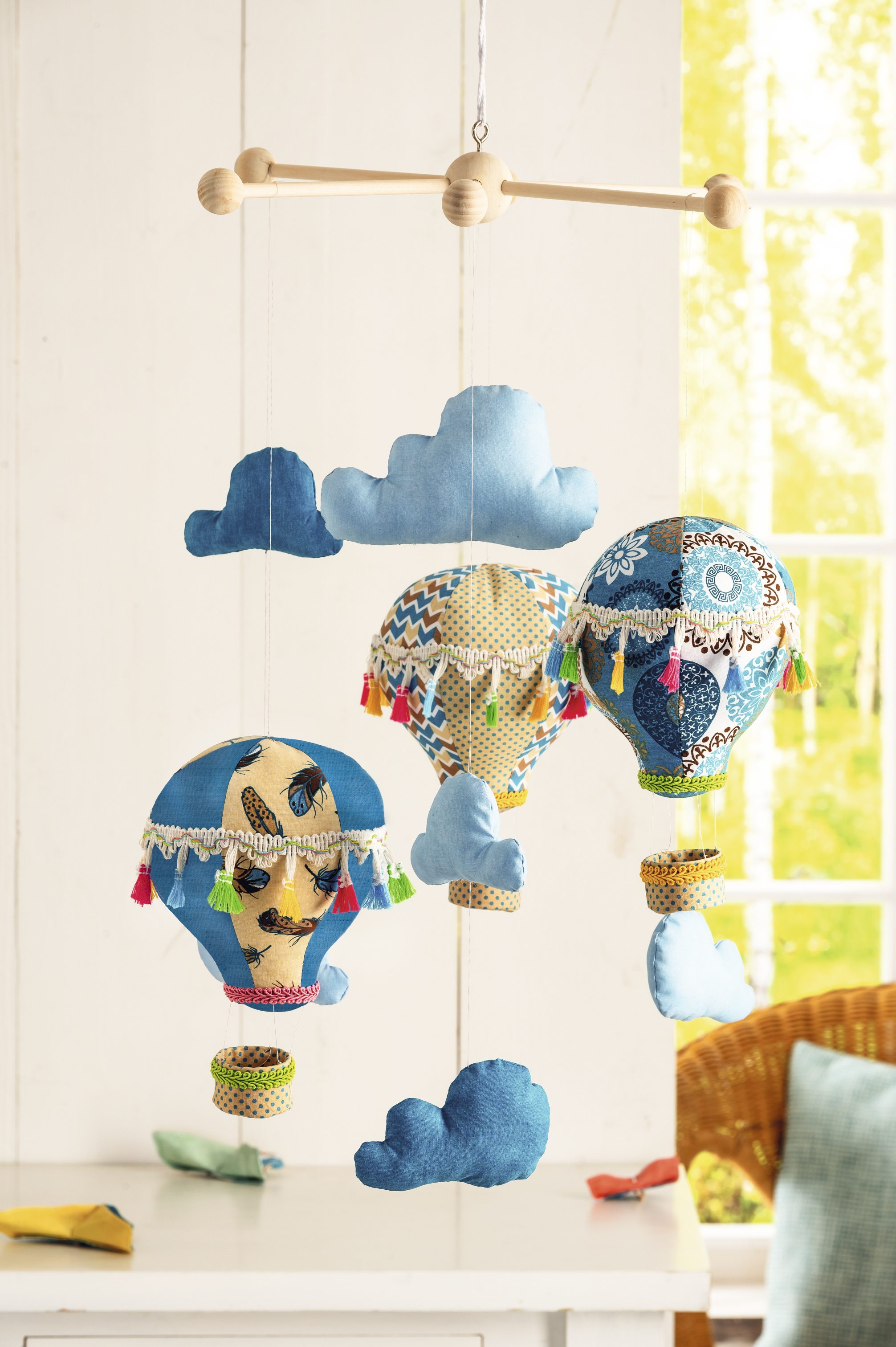 Bunte, handgemachte DIY-Deko aus Patchwork-Stoffen; kreative Formen und musterreiche Ballons mit Fransen.