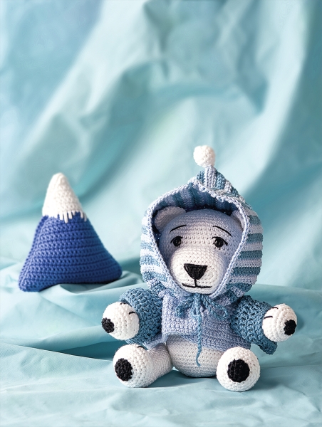 Blauer gehäkelter Eisbär mit gestreifter Kapuze, modisch handgemacht, DIY-Charme trifft auf niedliches Design.