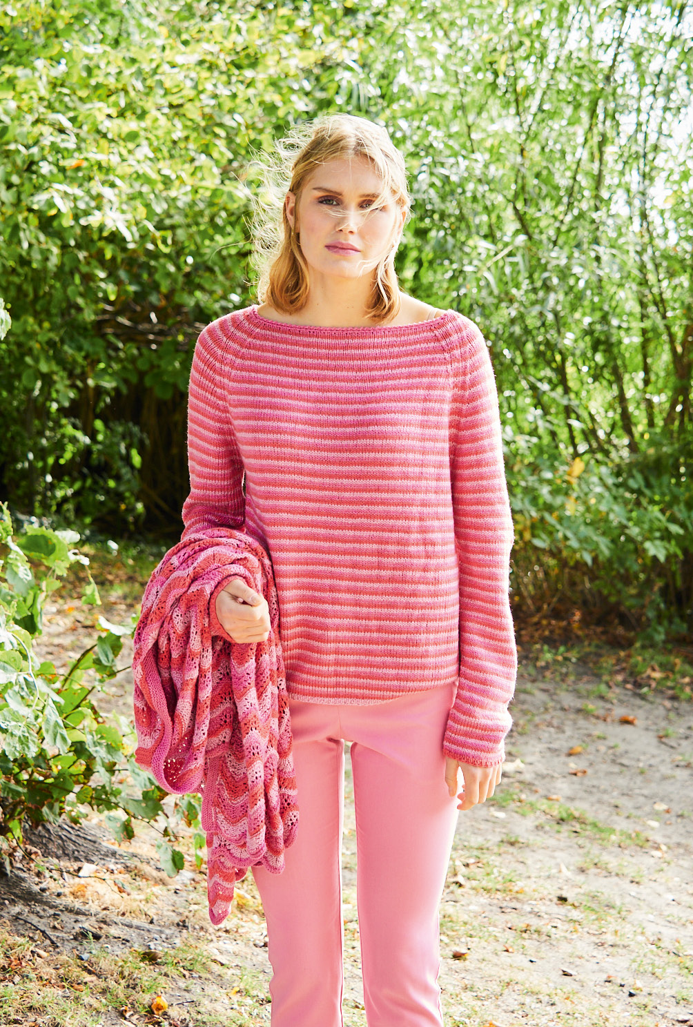 Wellenmuster-Jacke und Ringelpulli in Pink, Nelkenrosa und Rot