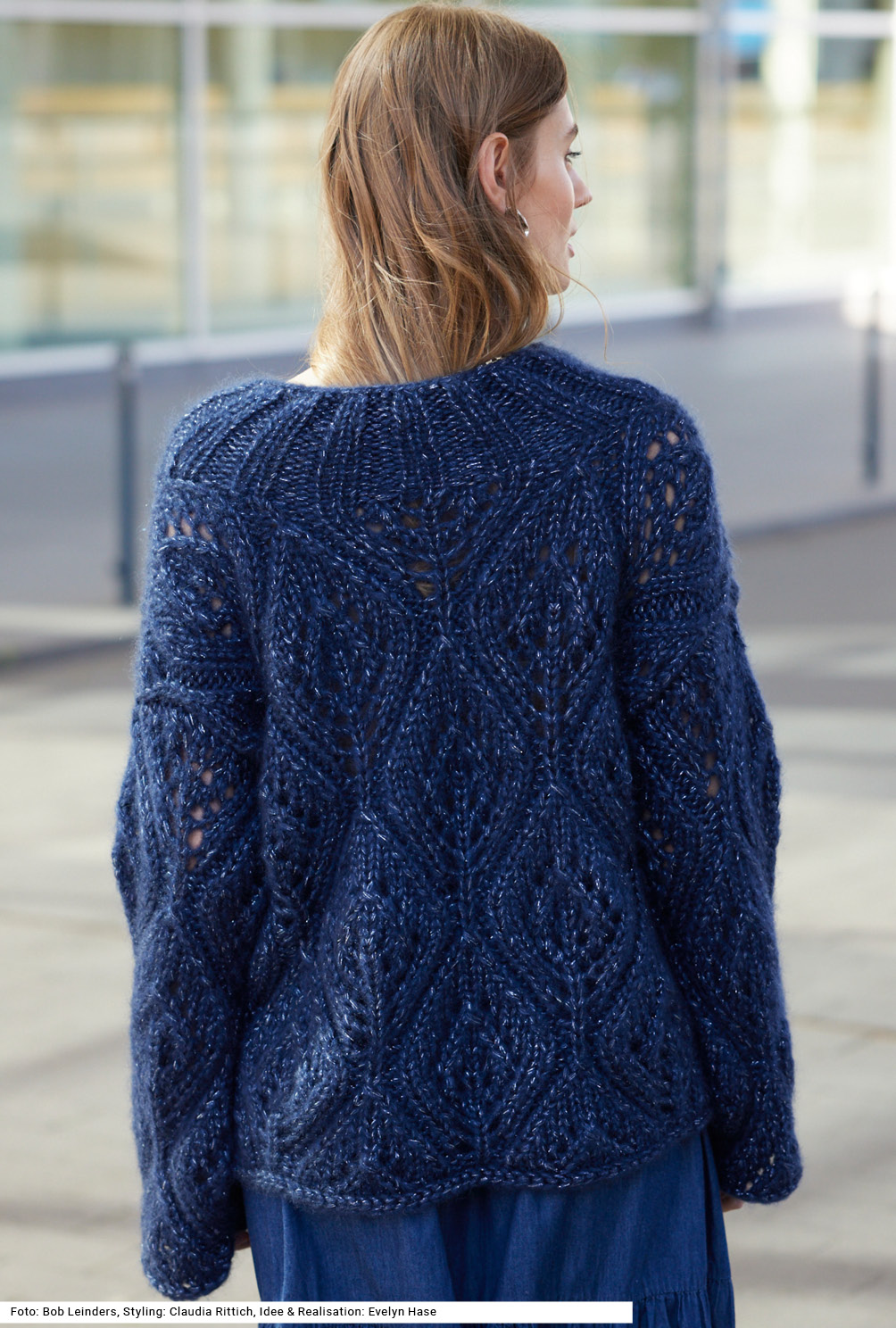 Modellansicht Bild 5: Pulli mit weiten Ärmeln im Ajourmuster in Dunkelblau