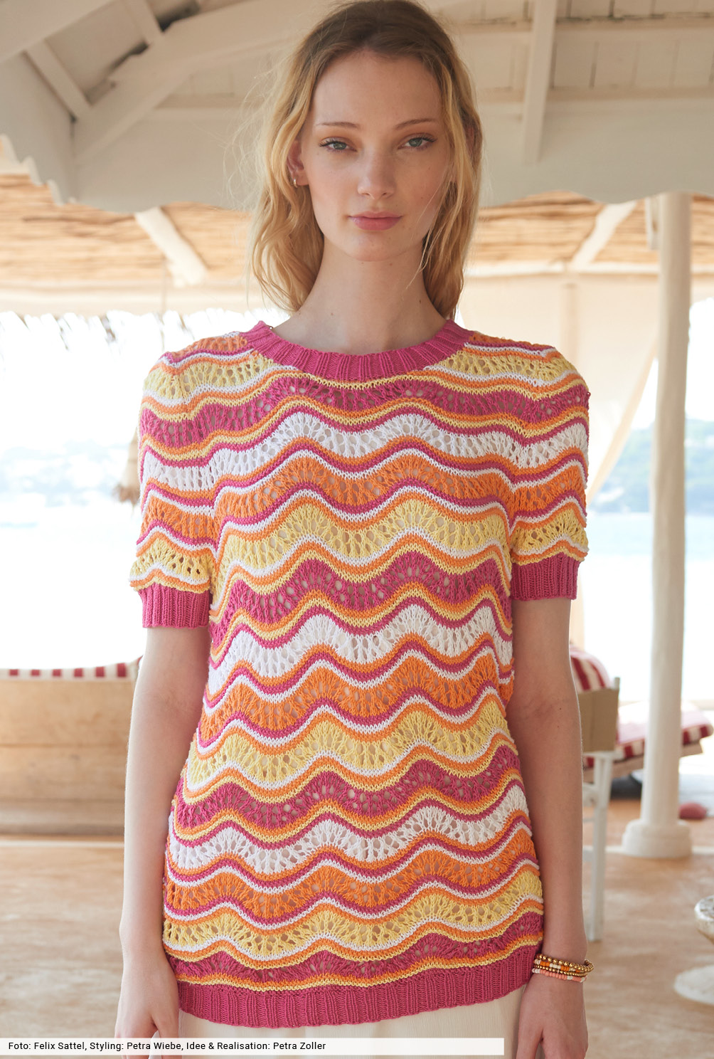 Modellansicht Bild 2: Gestreifter Wellenmuster-Pulli