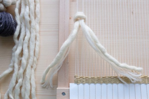 Naturton-Wolle, handgewebt, DIY-Ästhetik; grobe, elegante Fäden. Ideal für kreative Projekte.
