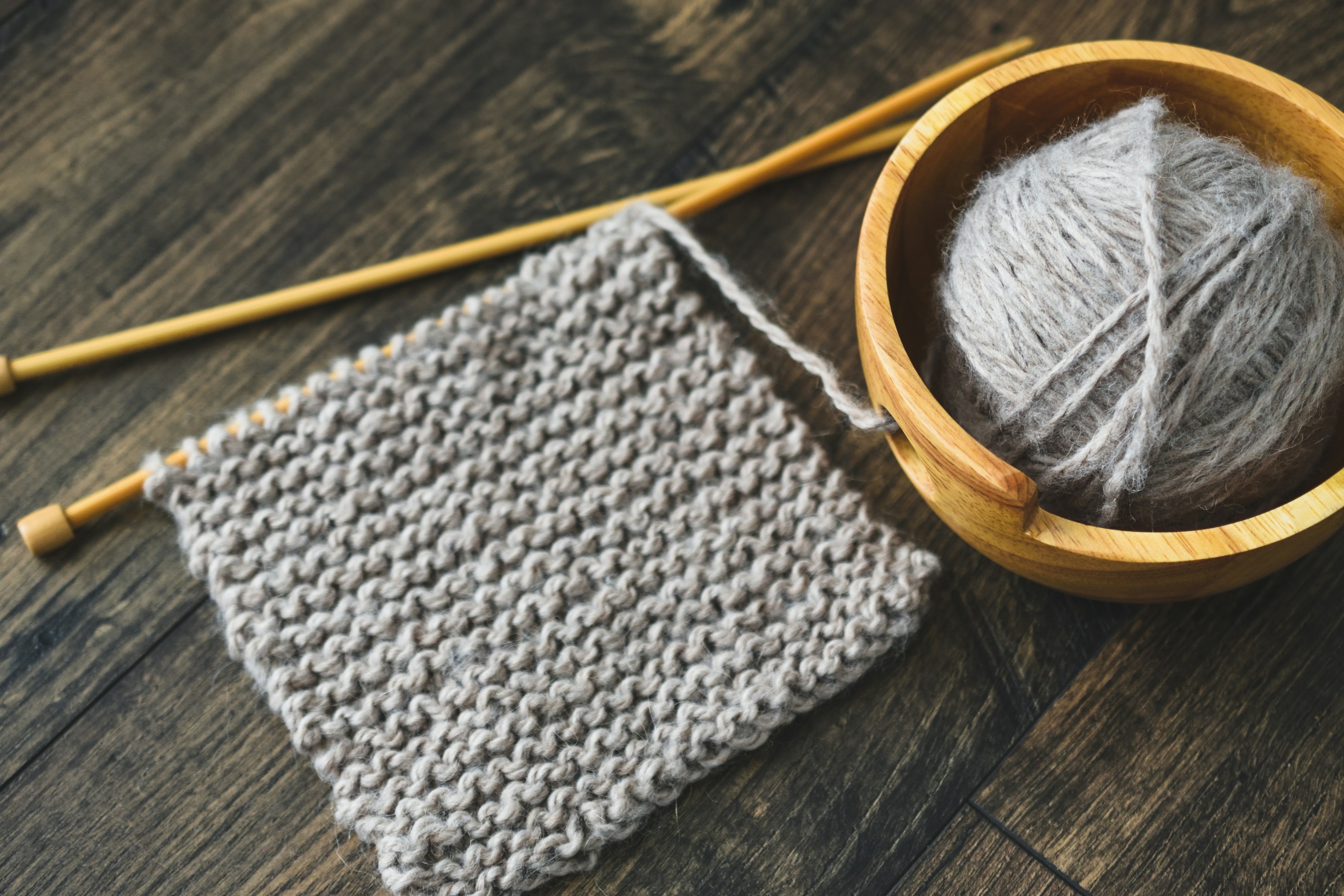 Grobe, graue Handstrickarbeit aus weicher Wolle, traditionell und selbstgemacht. Perfekt für modische Projekte.