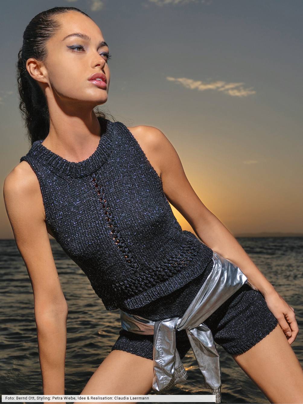 Dunkler, glitzernder Strick-Top und Shorts, eleganter Schnitt, silberner Akzent, modisch, handgearbeitet.