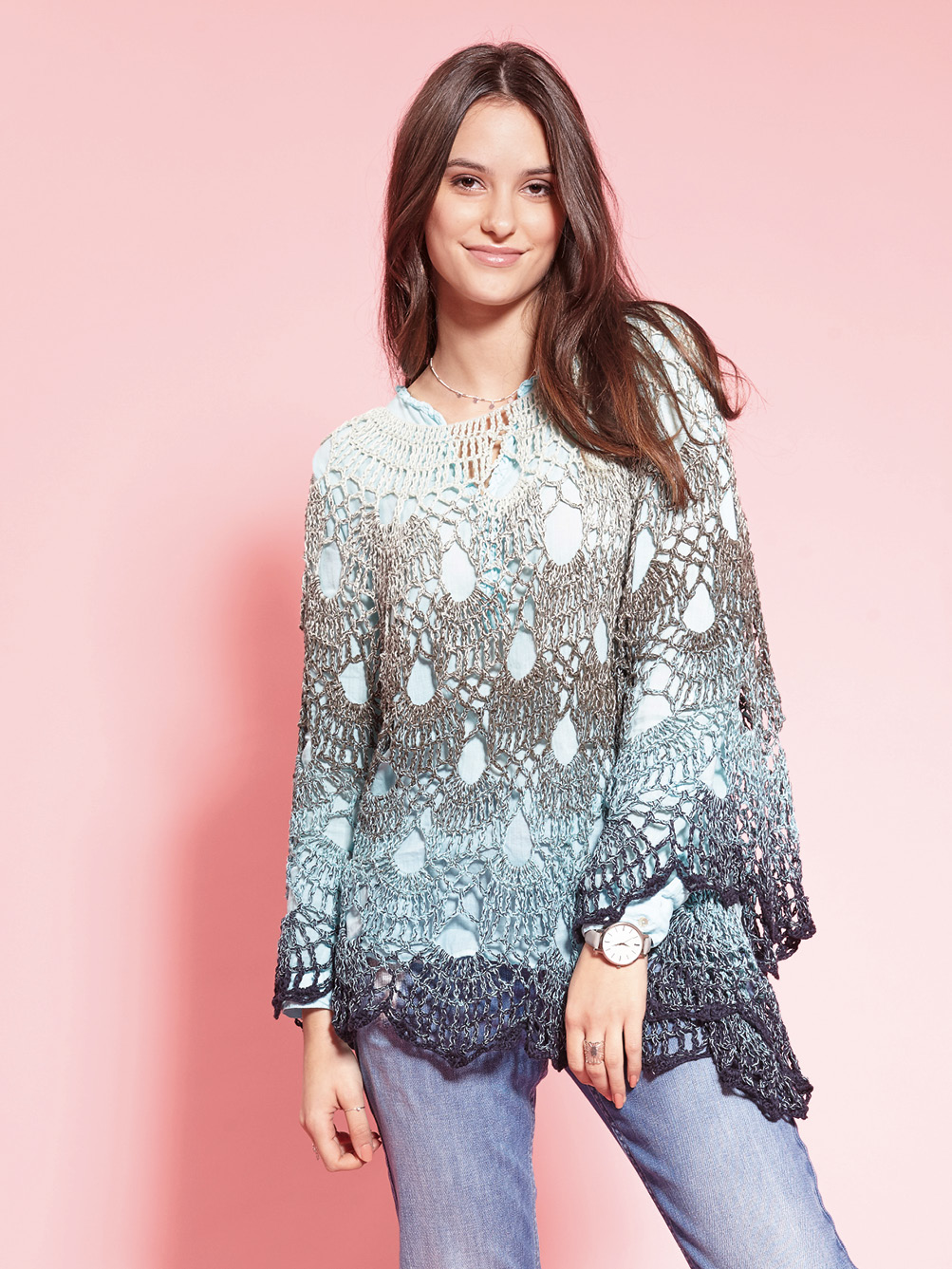 Modellansicht Bild 1: Poncho mit Farbverlauf, in Runden gehäkelt