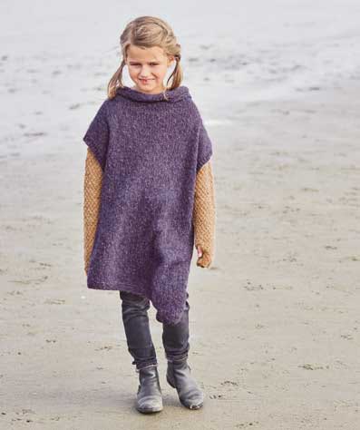 Lila Strickponcho, braune Ärmel, modisch, handgemacht, über langer Jeans kombiniert.