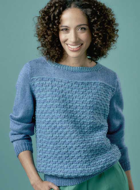 Blauer, handgestrickter Pullover mit texturierter Musterung und gerippten Säumen. Modisch, selbstgemacht.