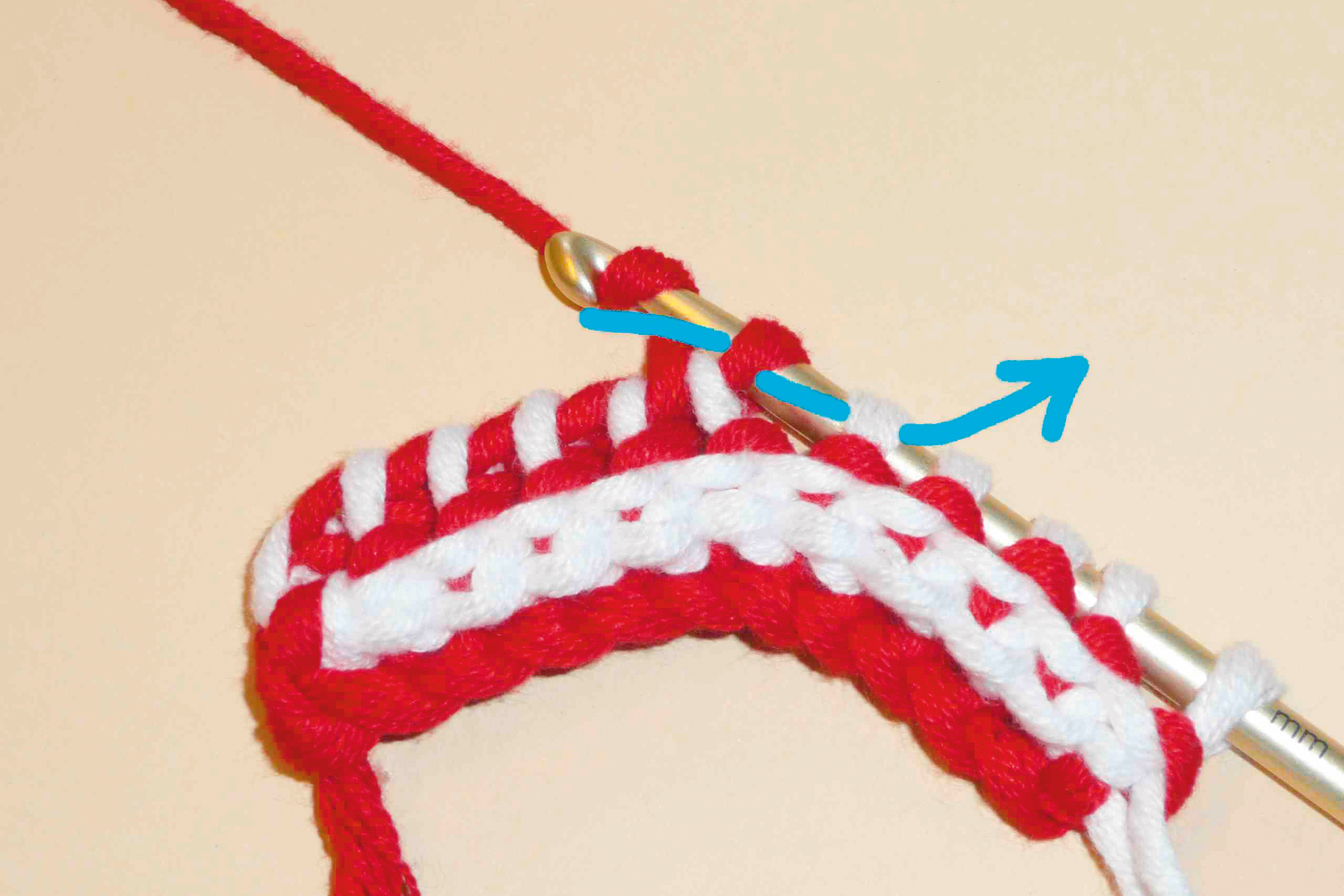 Selbstgemacht, zweifarbig, rot-weißer Strickstil, handgemacht, DIY-Handarbeit mit dickem Garn.