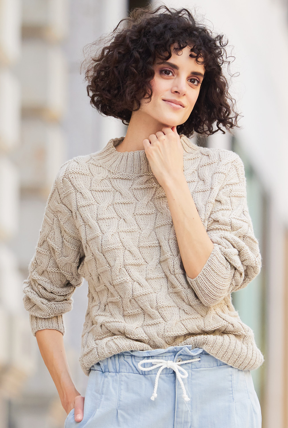 Modellansicht Bild 2: Pullover mit Zopf-Strukturmuster und Turtleneck-Kragen