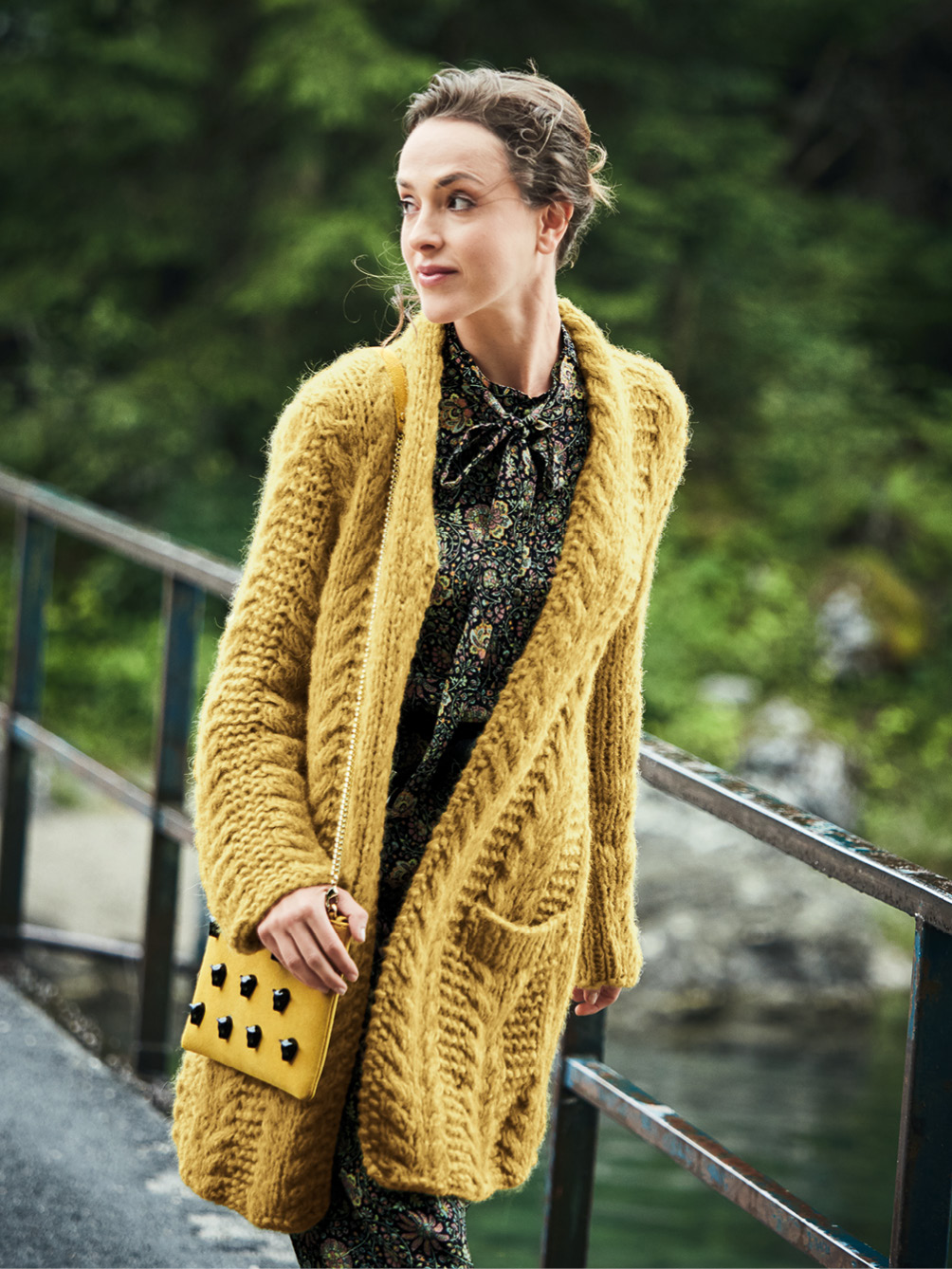 Modellansicht Bild 1: Langer Cardigan im Zopfmuster in Honiggelb