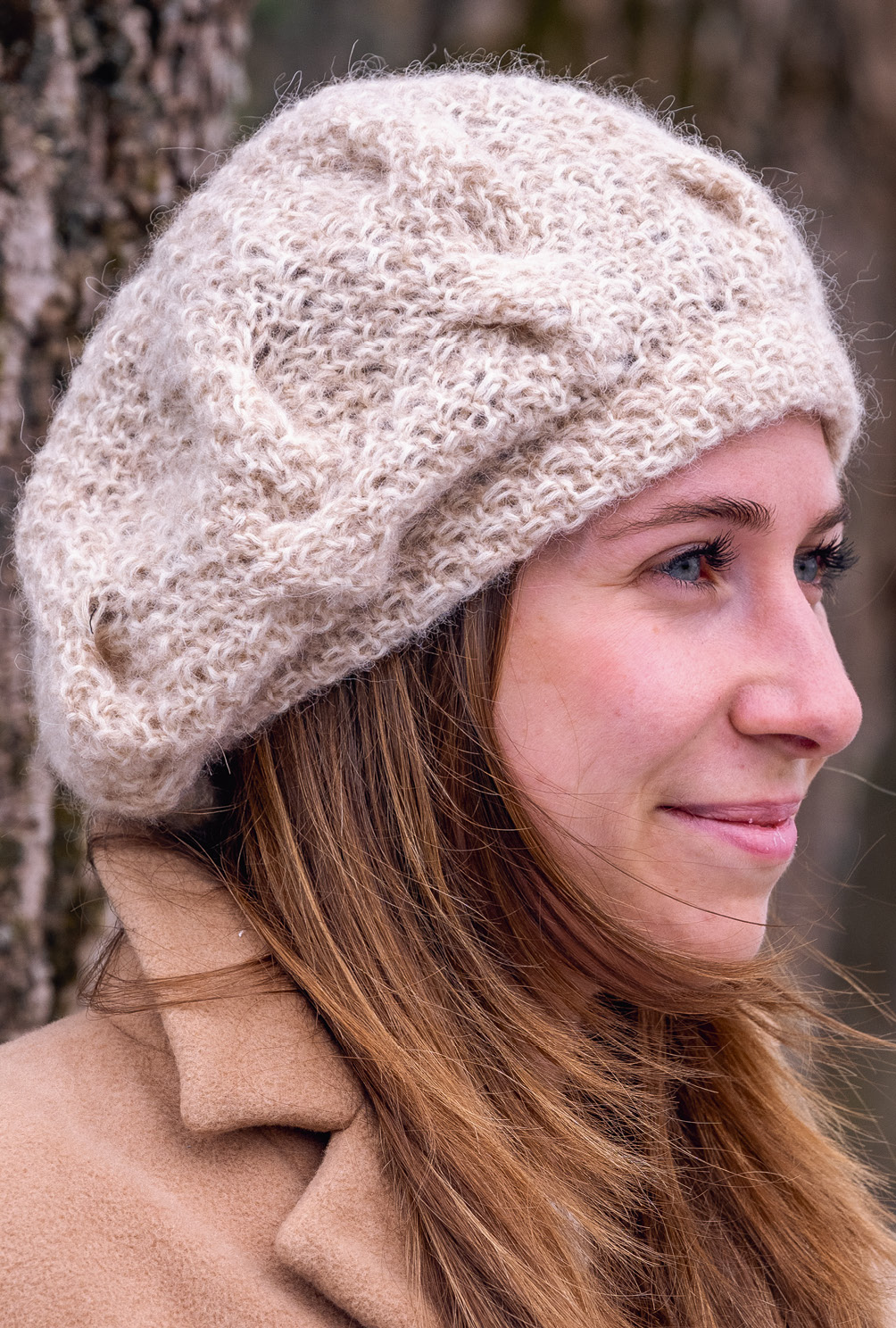 Modellansicht Bild 3: Strickset aus Mütze und Schal in Beige im Zopfmuster