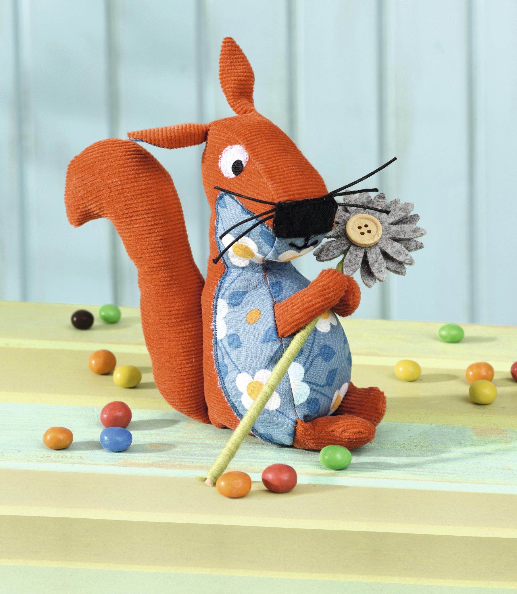 Buntes, handgemachtes Eichhörnchen aus Cord und Blumenstoff mit Filzblume. Einzigartig und kreativ.