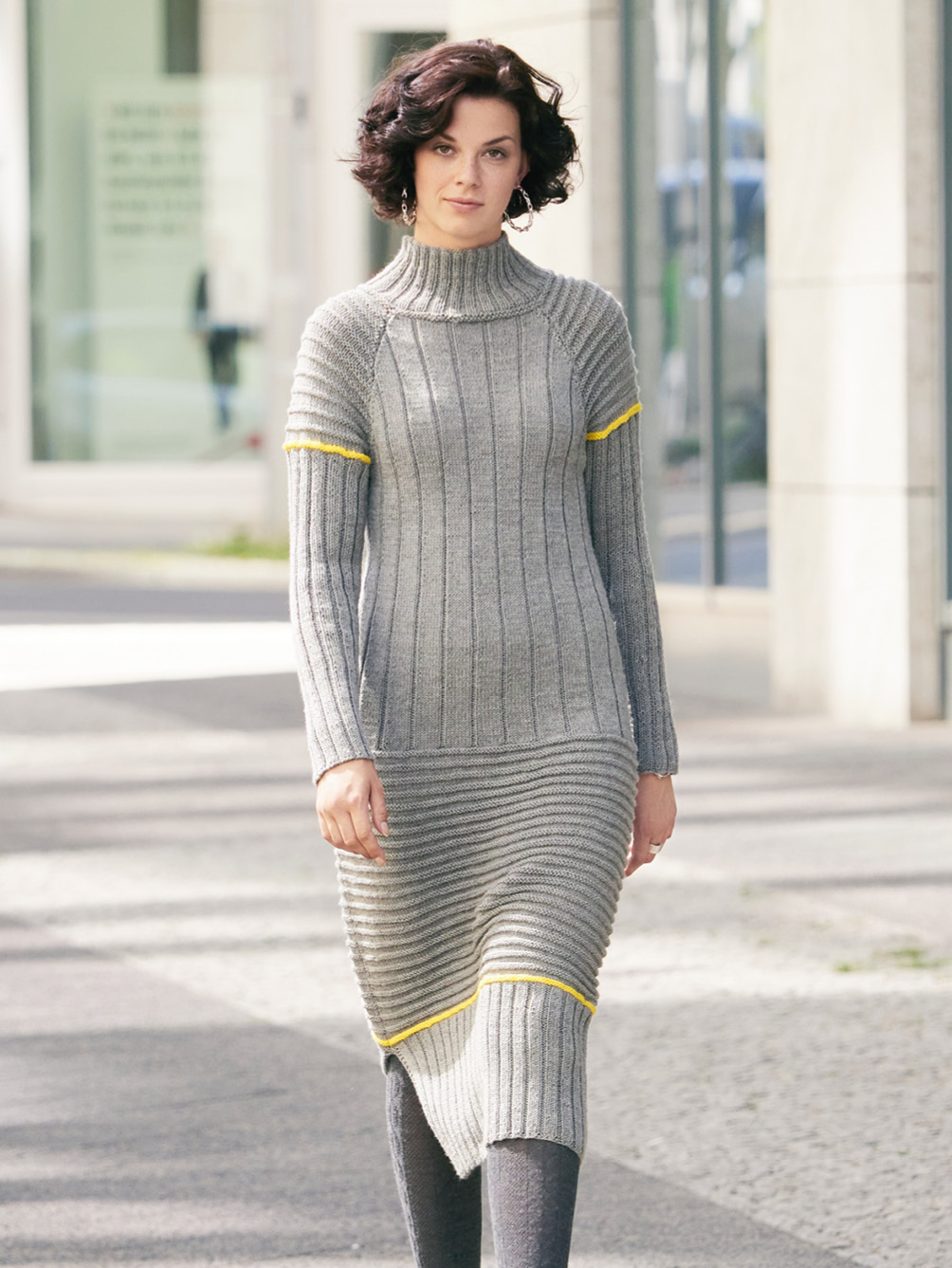 Modellansicht Bild 1: Graues Kleid mit verschiedenen Rippenmustern und gelben Details