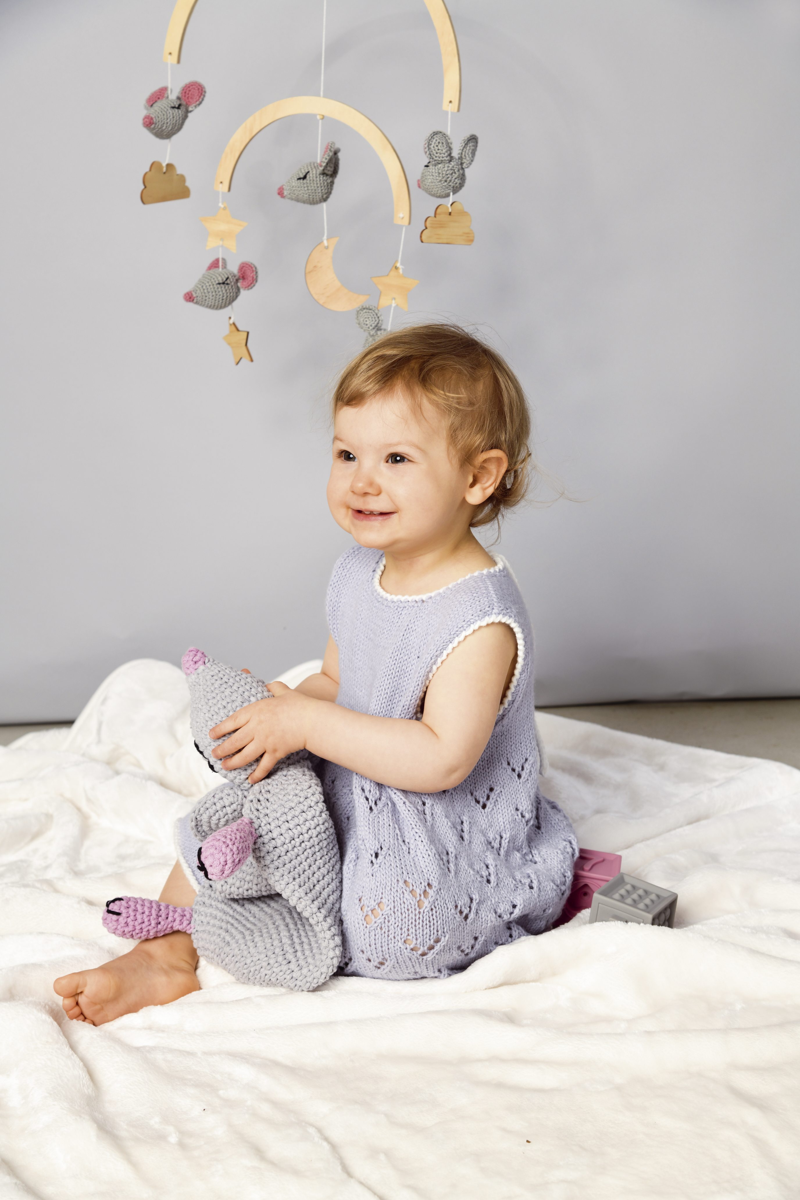 Fliederfarbenes, gehäkeltes Kleid mit Lochmuster. Modisch, DIY. Kuscheltier passend, handgemacht.