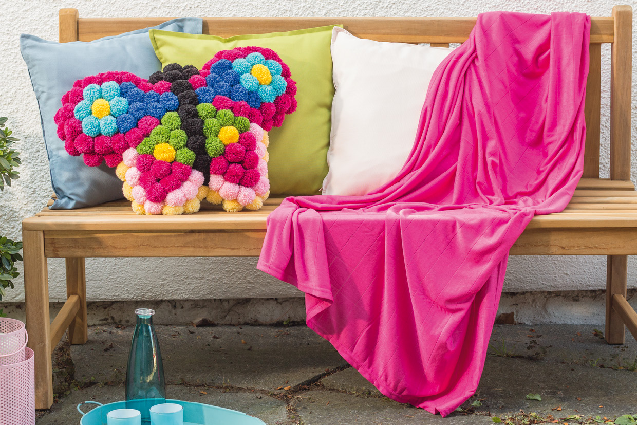 Modellansicht Bild 1: Schmetterlingskissen aus kunterbunten Pompons