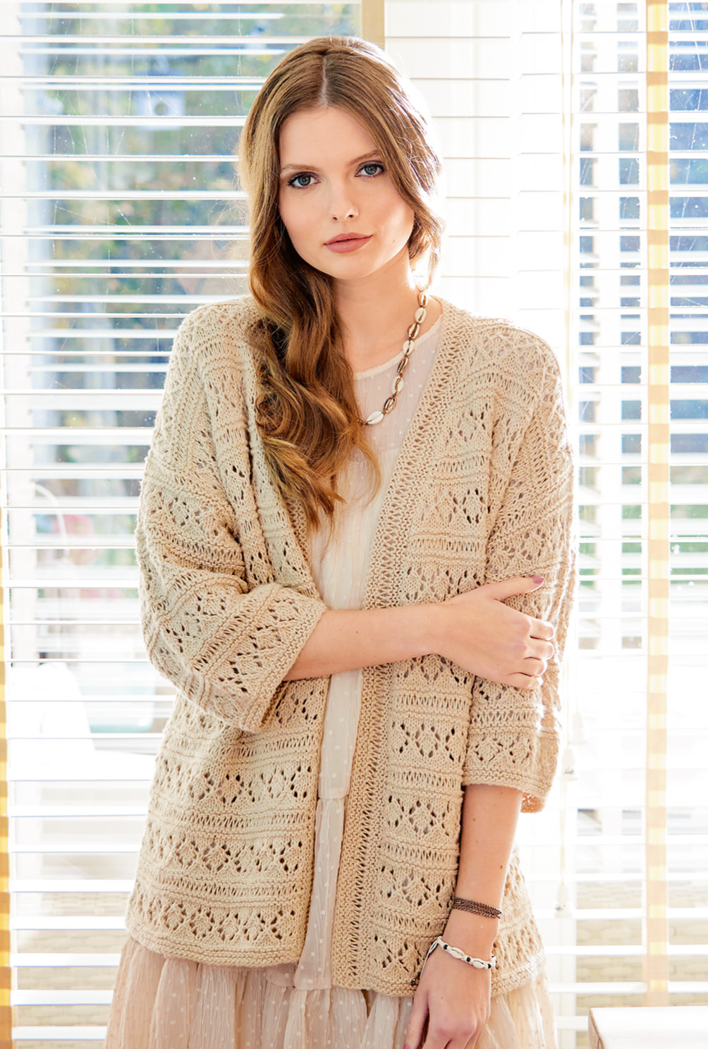 Modellansicht Bild 2: Verschlusslose Damenjacke mit Ajour-Rautenmuster in Sand