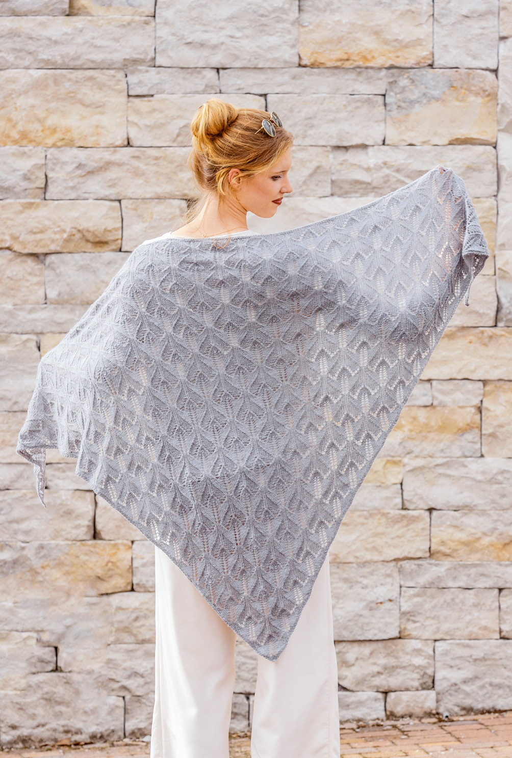 Modellansicht Bild 11: Strickset in Grau aus Armstulpen, Umhängetasche und Dreieckstuch