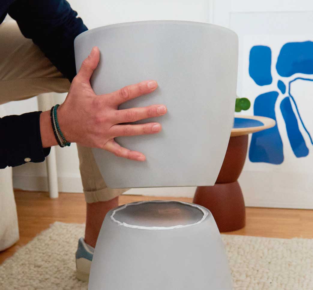 Grauer, handgemachter Übertopf in schlichter Form. Minimalistisch, trendig, perfekt für moderne Einrichtungen.