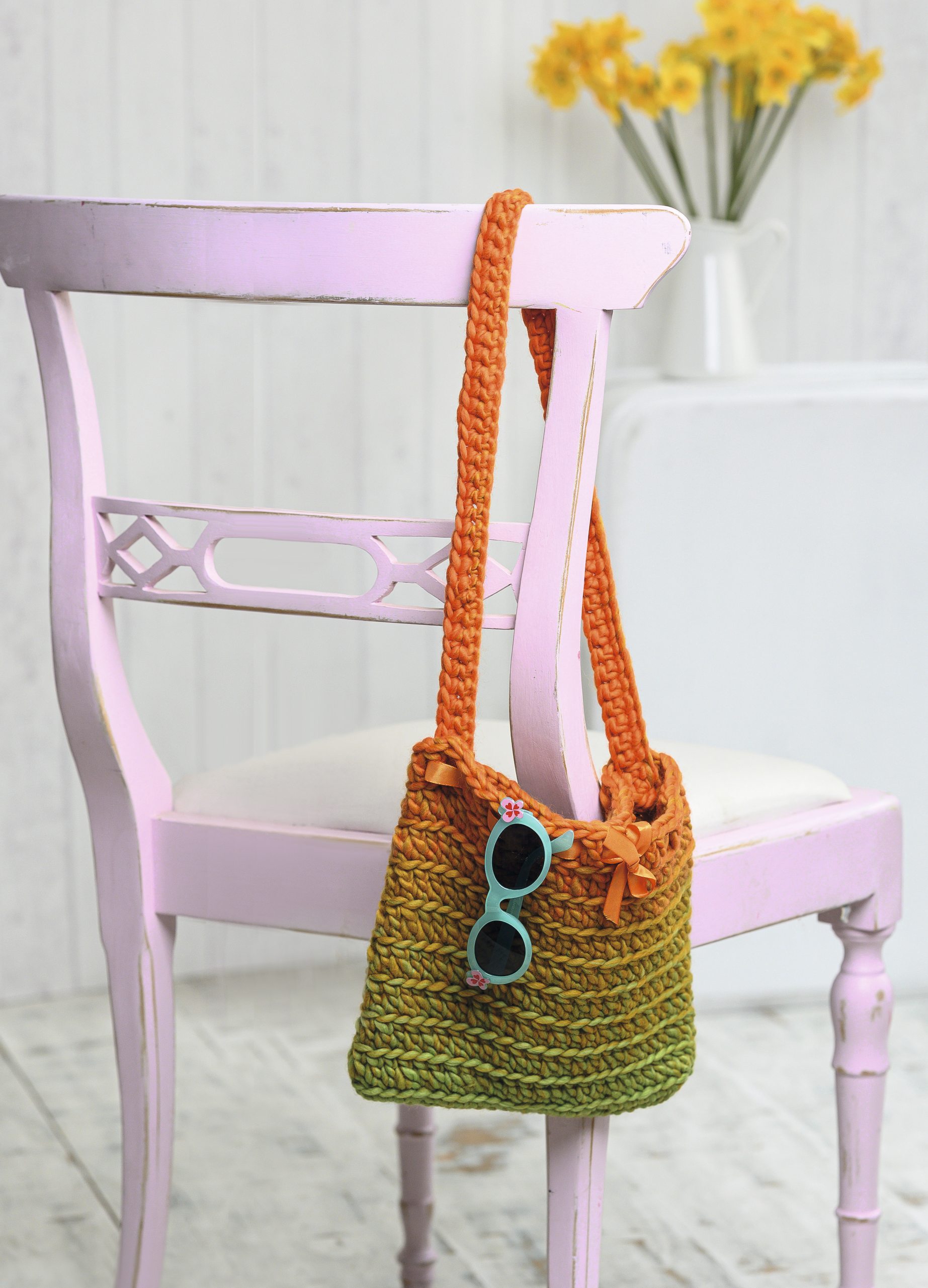 Bunte, handgemachte Tasche; orange-grün, grob gehäkelt, DIY-Look. Modisch und einzigartig im Design.