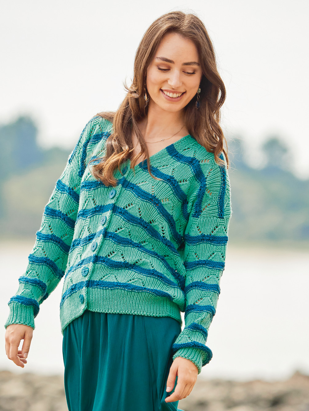 Modellansicht Bild 1: Jacke mit V-Ausschnitt im Wellenmuster in Mint und Petrol