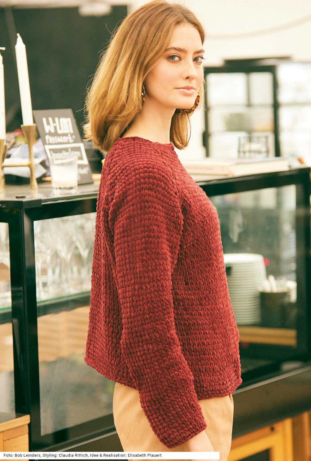 Modellansicht Bild 4: Raglanpulli in Weinrot