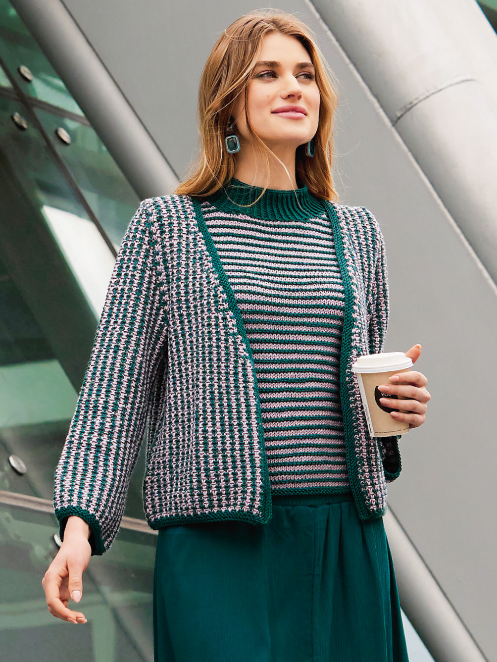 Modellansicht Bild 1: Twinset aus Jacke und Top in Tannengrün und Altrosa