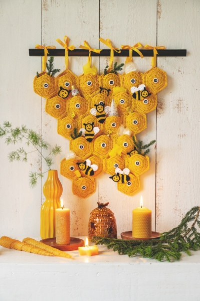 Gelbe, sechseckige, gehäkelte Bienenmuster, lebendig und handgemacht. DIY und modisch.