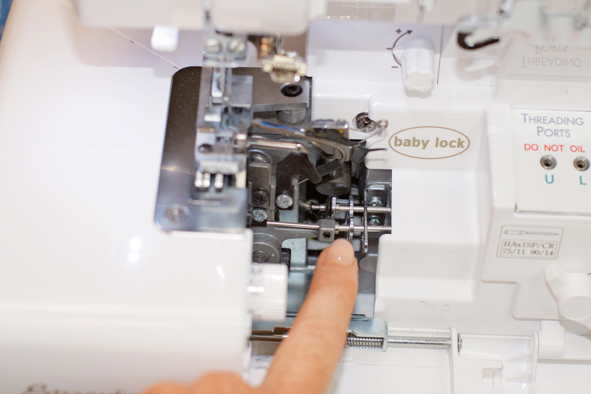 Eine moderne Overlock-Maschine in Weiß, präzise Technikbetonung, ideal für DIY-Projekte in der Handarbeit.