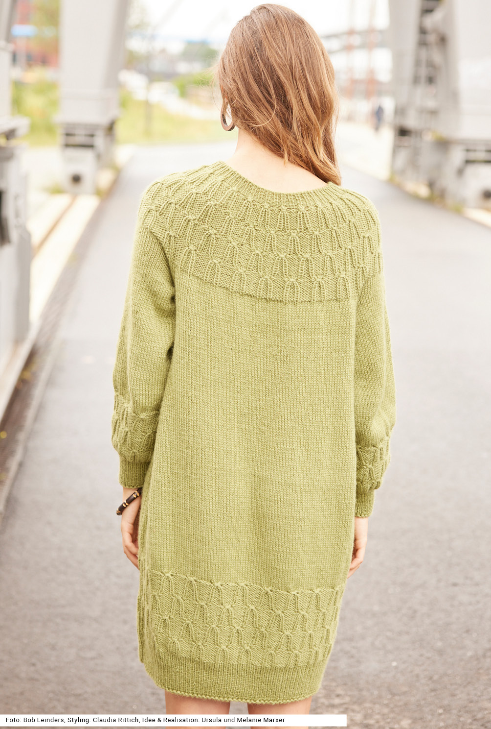 Modellansicht Bild 5: Kleid mit Rundpasse und Re-links-Muster in hellem Grün