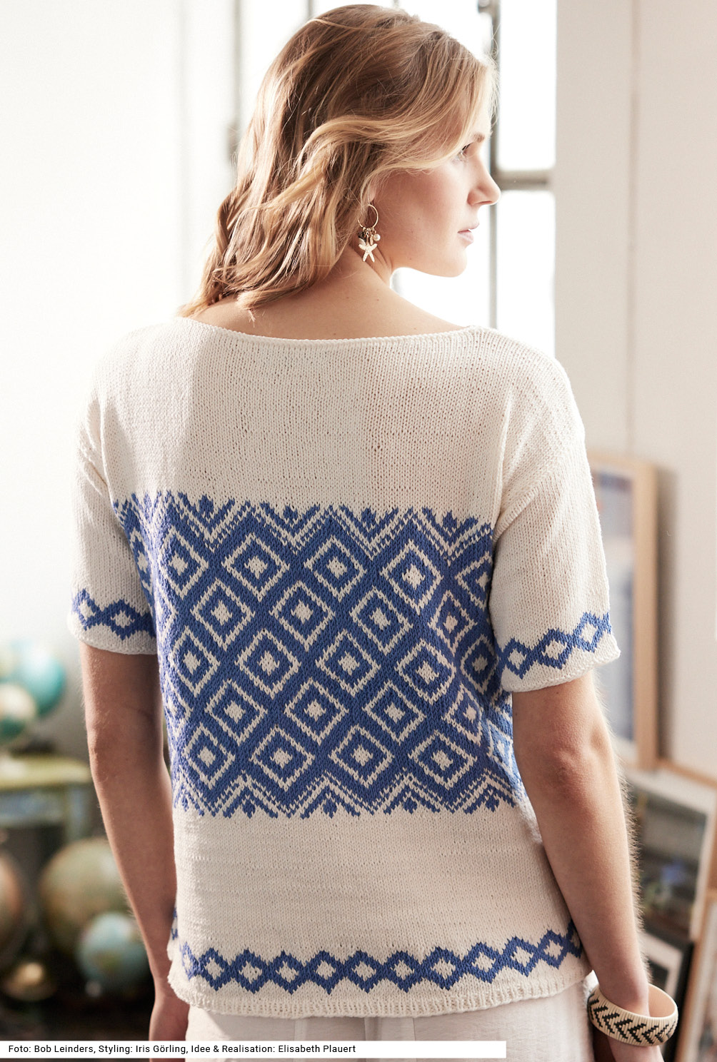 Modellansicht Bild 5: Kurzarmpulli mit Jacquardmuster in Ecru und Blau