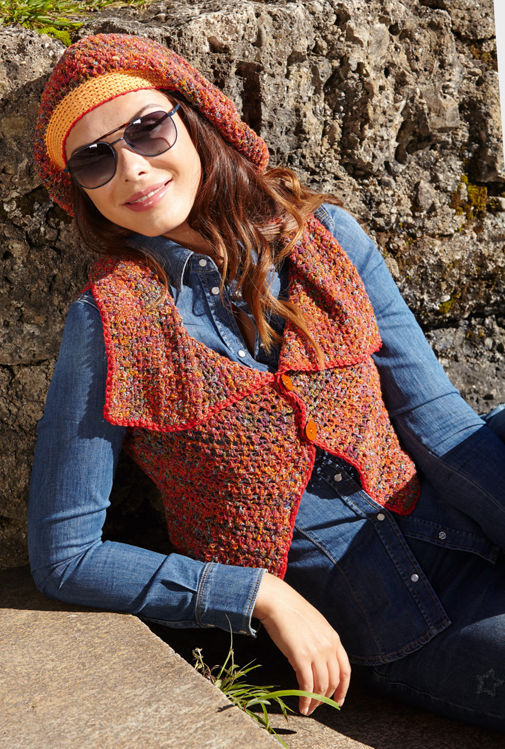 Modellansicht Bild 2: Orange melierte Weste mit passendem Beanie