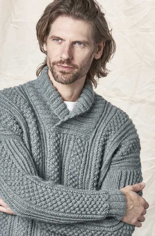 Grauer, gestrickter Pullover mit komplexem Muster; dicke Textur, modisch, handgemacht.