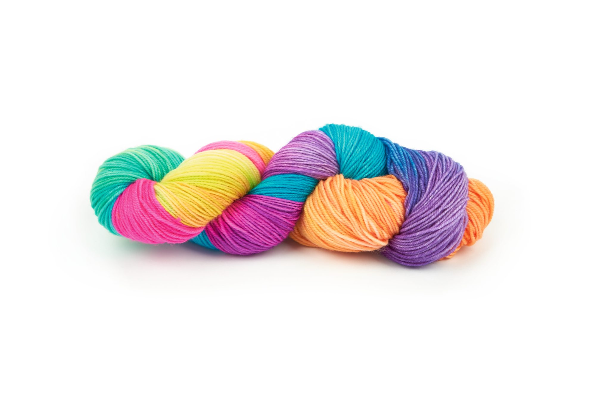 Lebendiges, regenbogenfarbenes Garn, ideal für handgemachte, modische DIY-Projekte. Leuchtende Mischung.