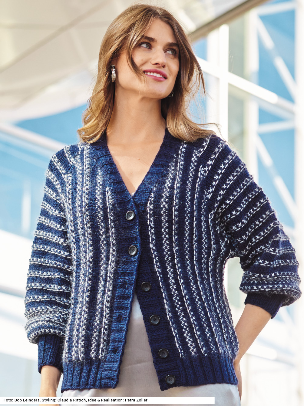 Modellansicht Bild 1: Raglanjacke in Dunkelblau und Silbergrau