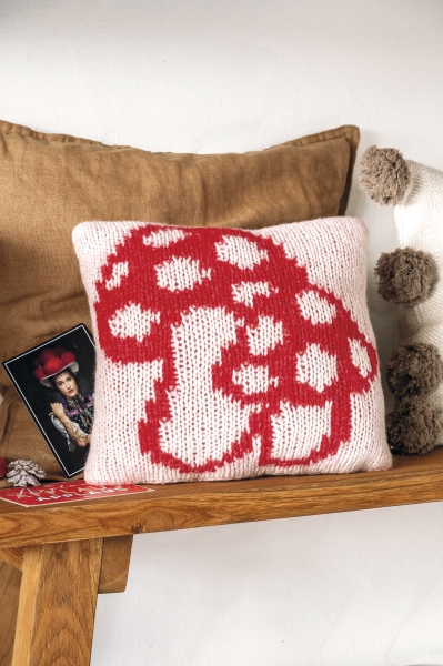 Gestricktes Kissen, rot-weißes Pilzmuster, handgemacht, gemütlicher Look, akzentreiche Farbgestaltung.