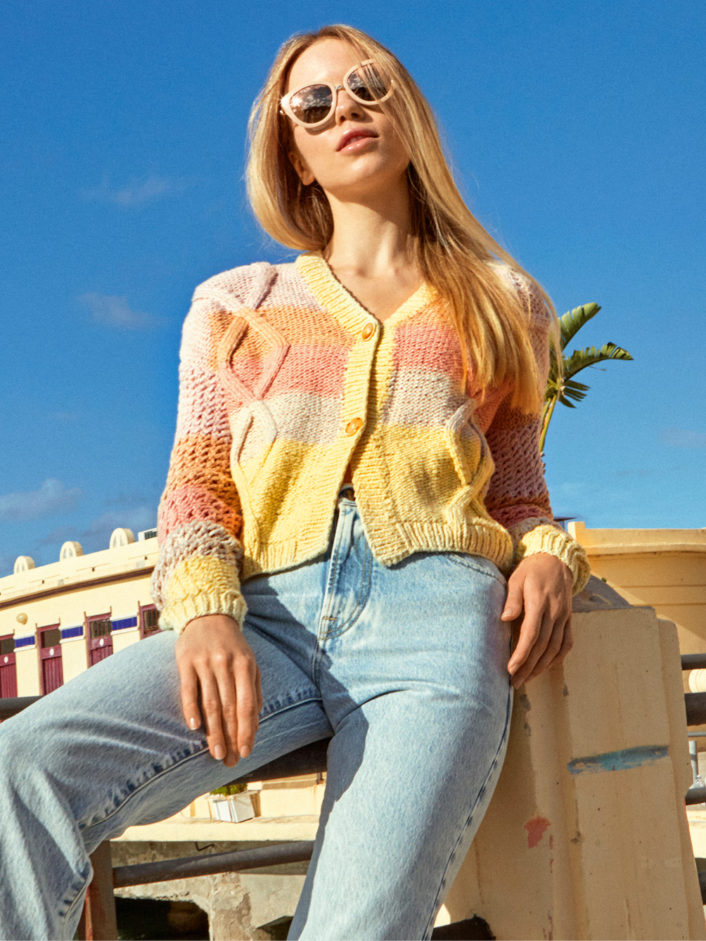 Modellansicht Bild 1: Streifenjacke mit Zöpfen und Netzärmeln