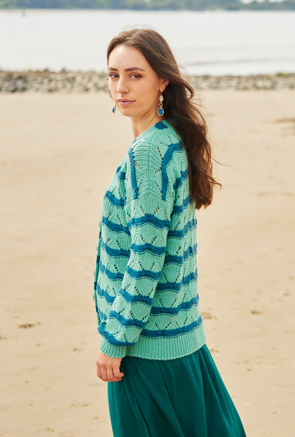Modellansicht Bild 3: Jacke mit V-Ausschnitt im Wellenmuster in Mint und Petrol