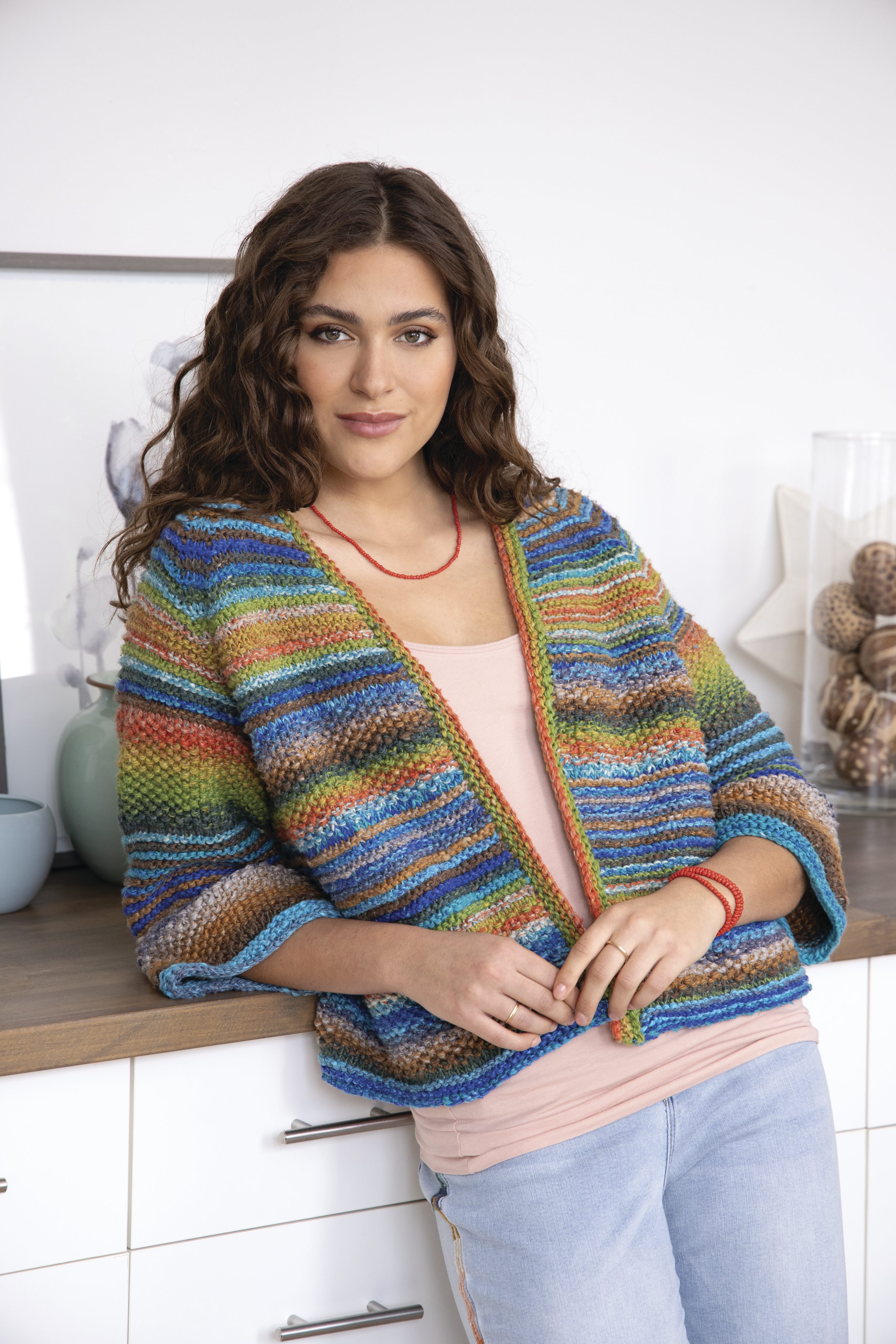Modisch bunter Cardigan, handgestrickt, lebendige Streifenmuster, lockerer Schnitt, DIY-Chic.