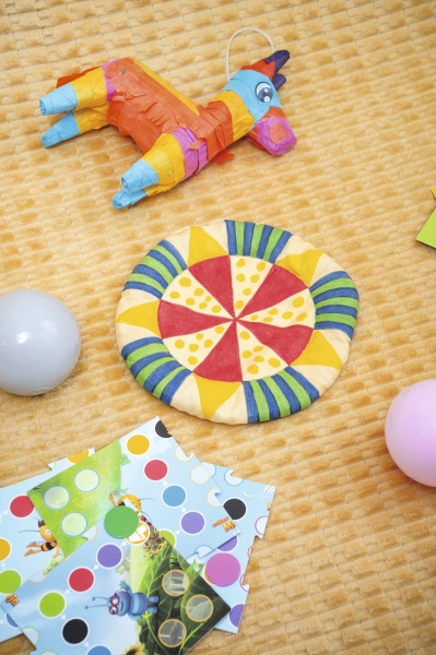 Bunte Muster und leuchtende Farben auf handgemachten Accessoires. Kreative DIY-Elemente im Fokus.