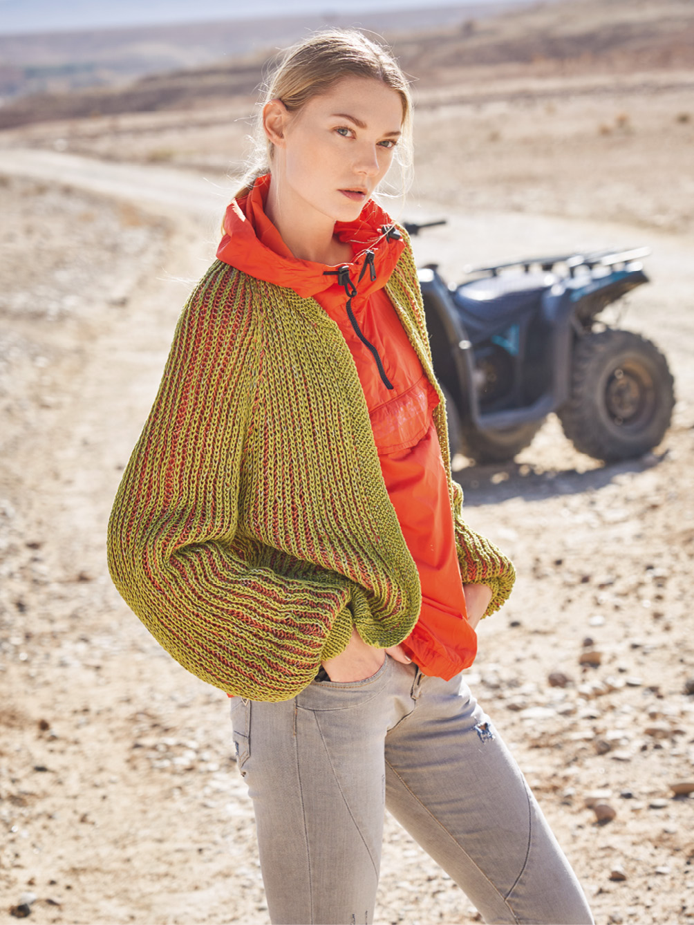 Modellansicht Bild 1: Zweifarbiger Cardigan im Patentmuster