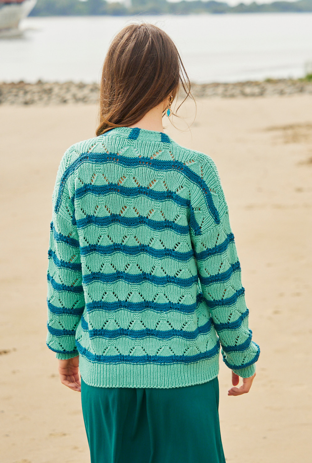 Modellansicht Bild 5: Jacke mit V-Ausschnitt im Wellenmuster in Mint und Petrol