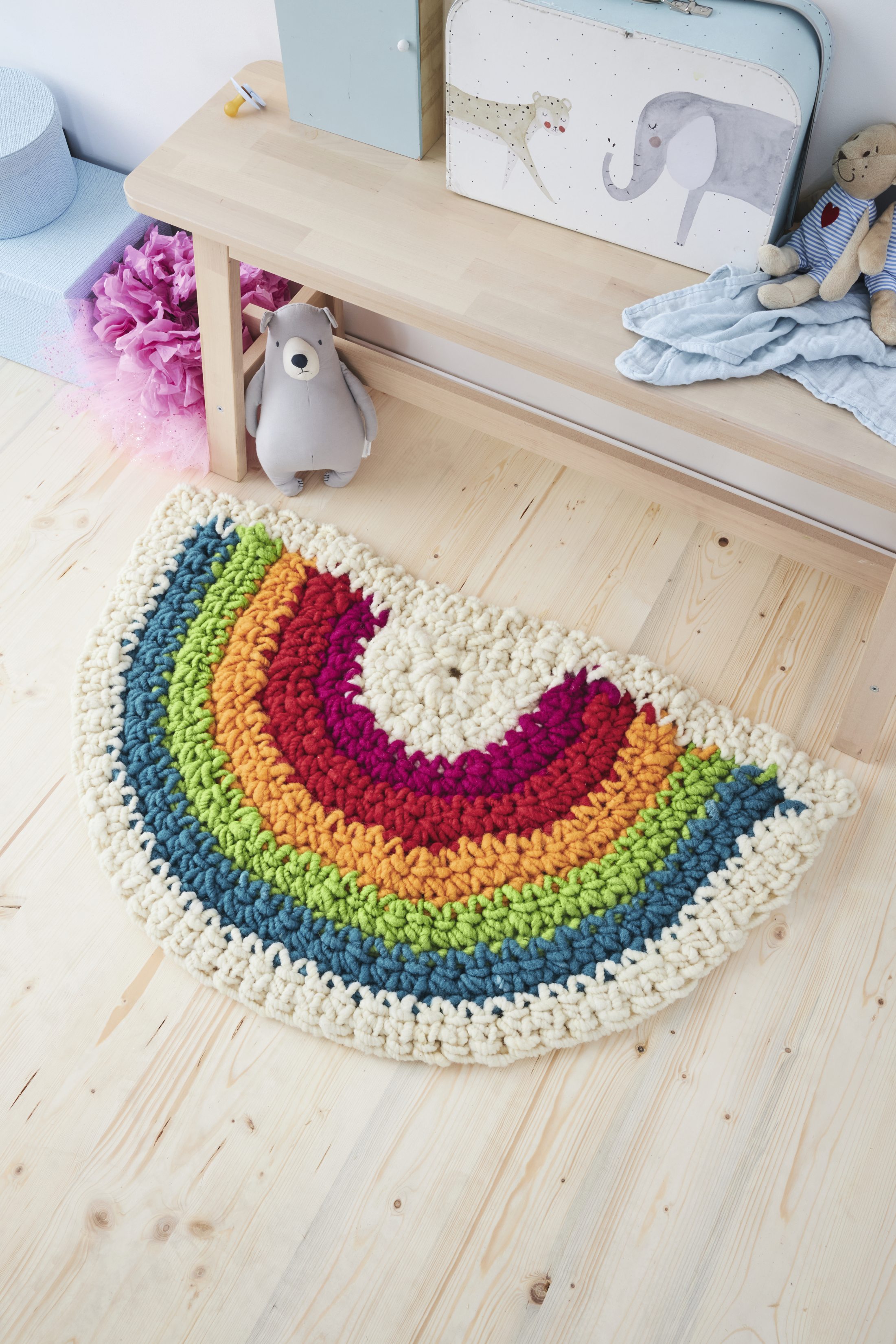 Handgemachter Teppich mit Regenbogenmuster, lebendige Farben, halbrund, perfekte DIY-Deko fürs Kinderzimmer.