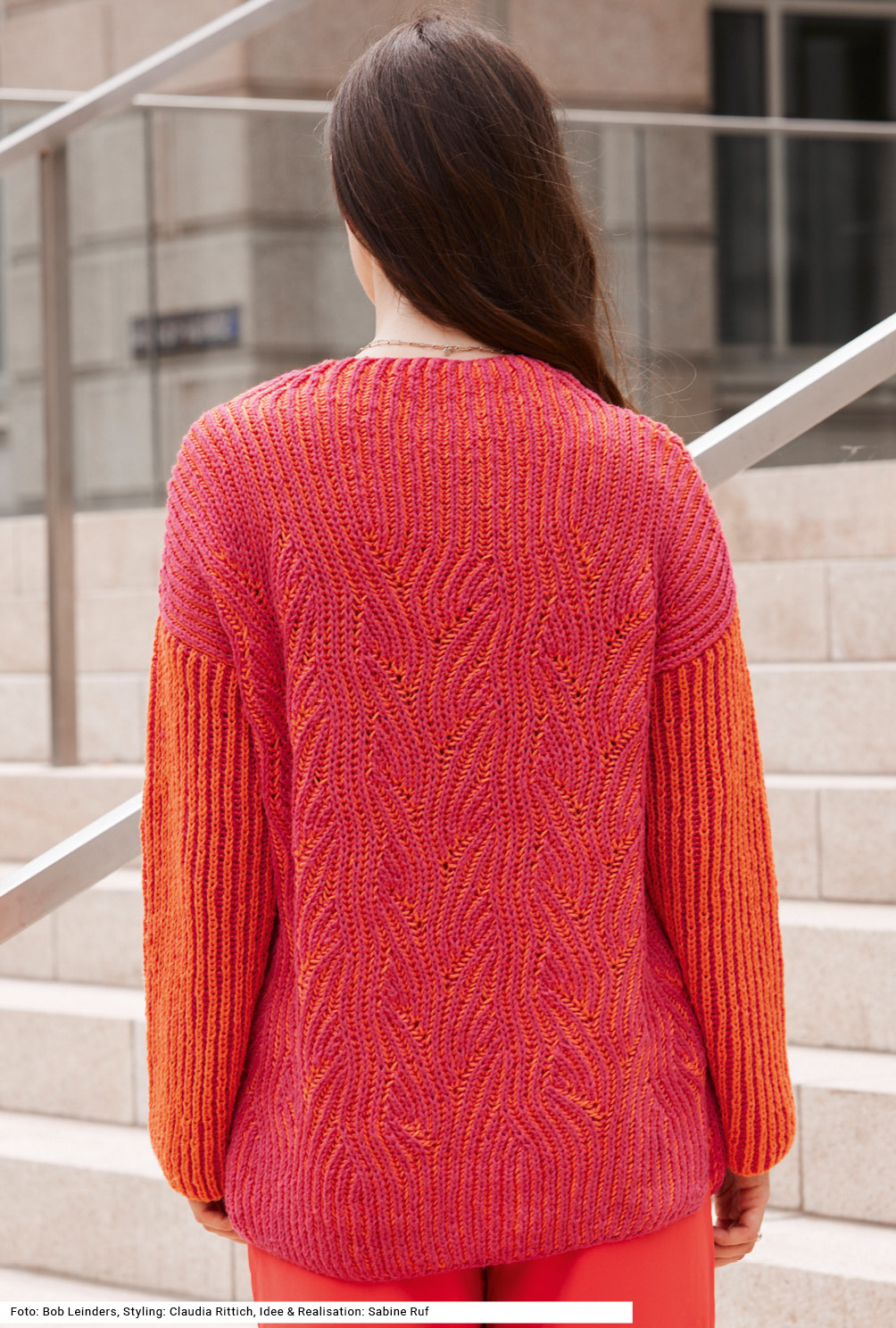 Modellansicht Bild 5: Pulli mit zweifarbigem Patent (Brioche) in Orange und Pink