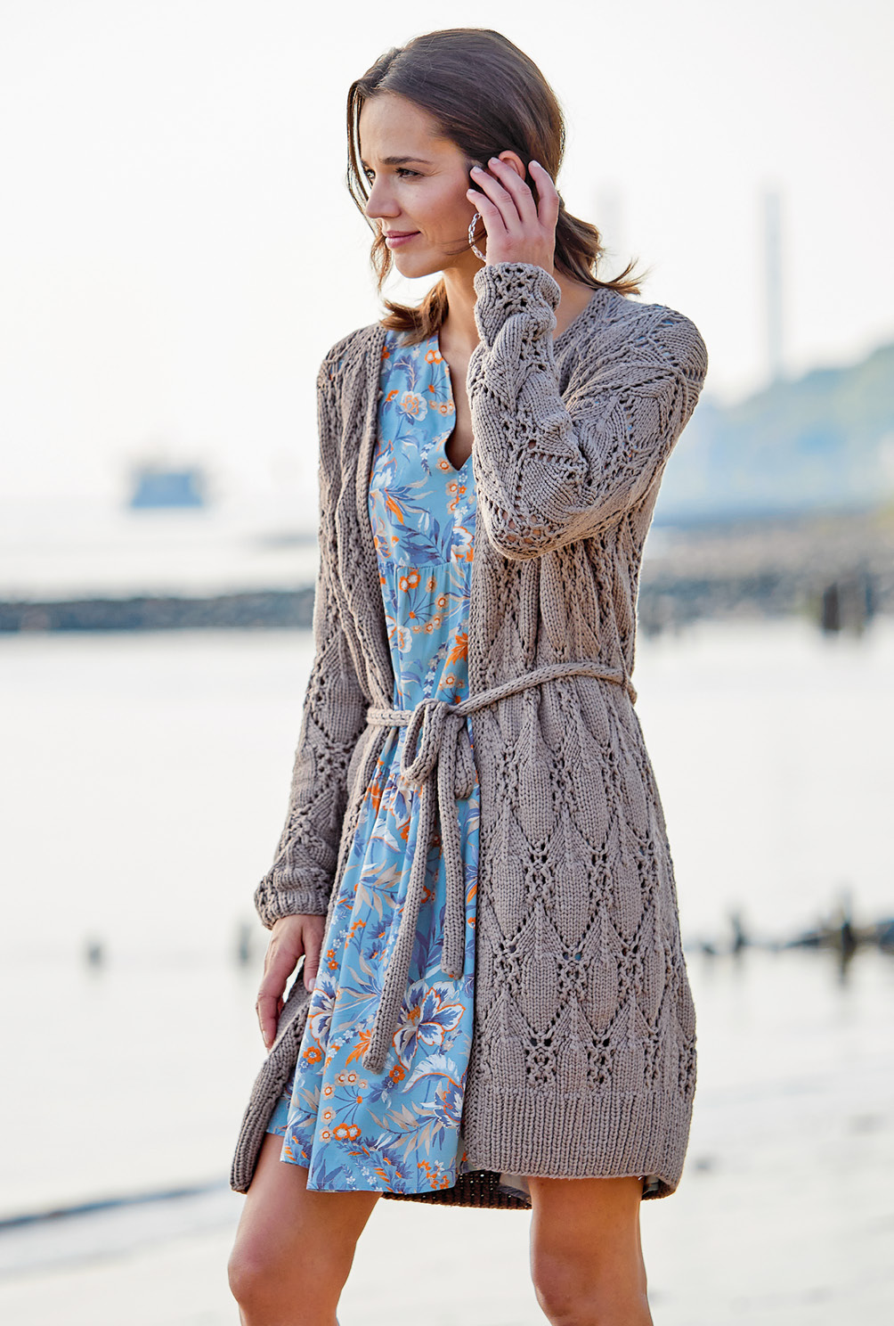 Modellansicht Bild 3: Lässige Lochmusterjacke