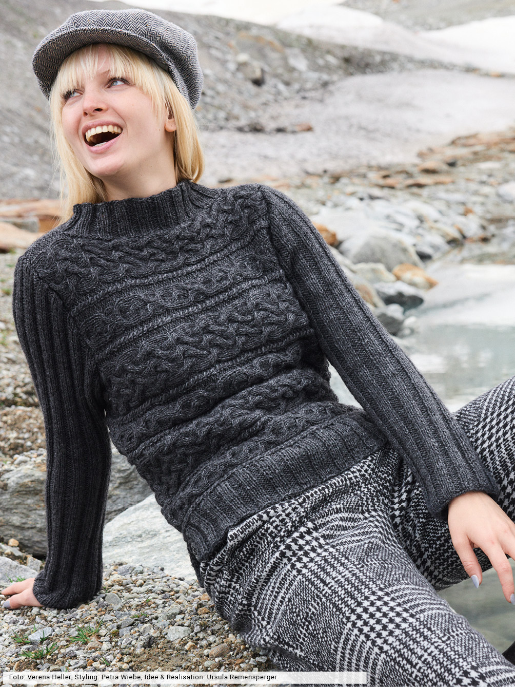 Modellansicht Bild 1: Quergestrickter Zopfmusterpulli