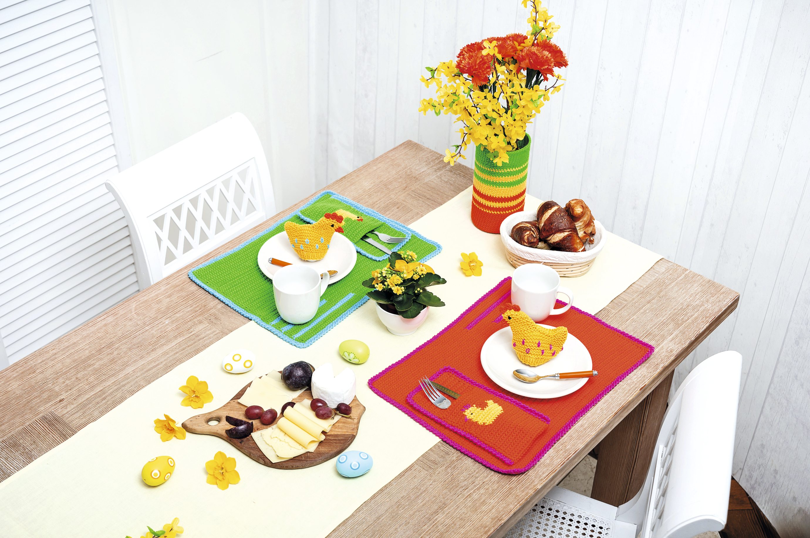 Bunte handgemachte Tischsets mit Tiermotiven, lebendige Farben, DIY-Charakter, individuelles Design.
