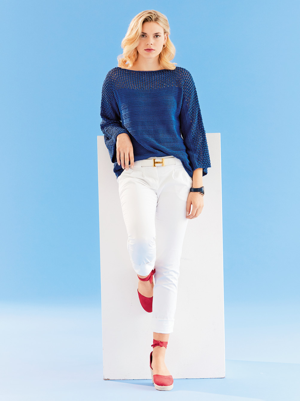 Modellansicht Bild 1: Marineblauer Pulli mit Netzmusterpasse