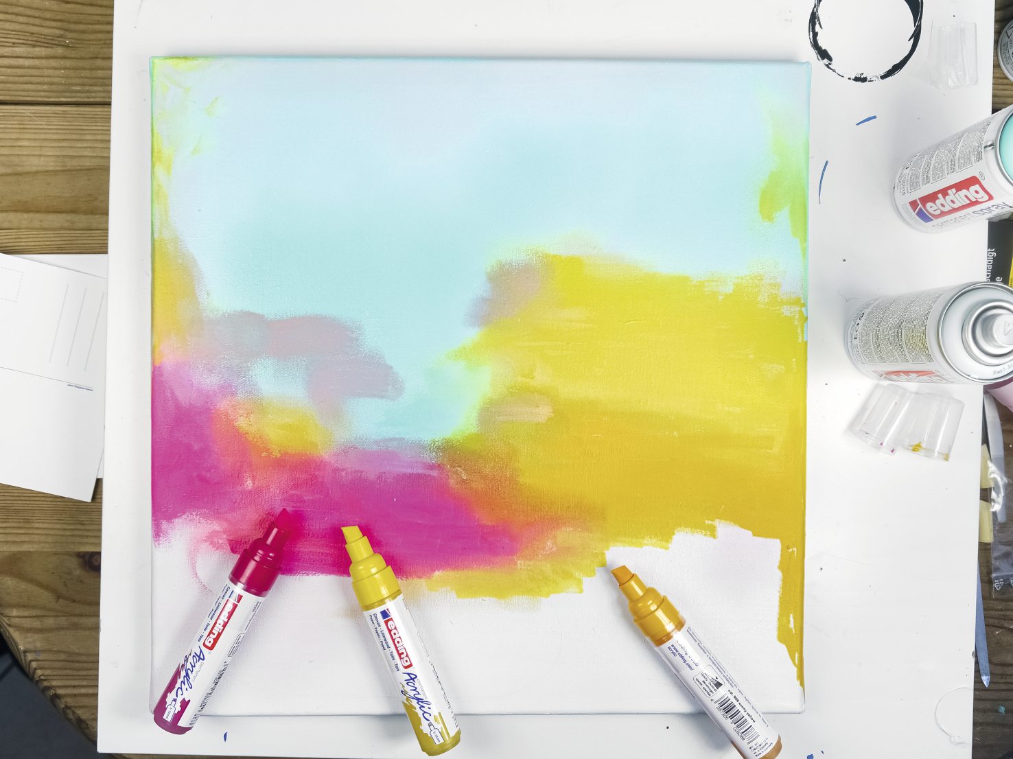 Bunte handgemachte Leinwand mit kräftigen Gelb- und Pinktönen. DIY Kunstwerk in lebendigen Farben.