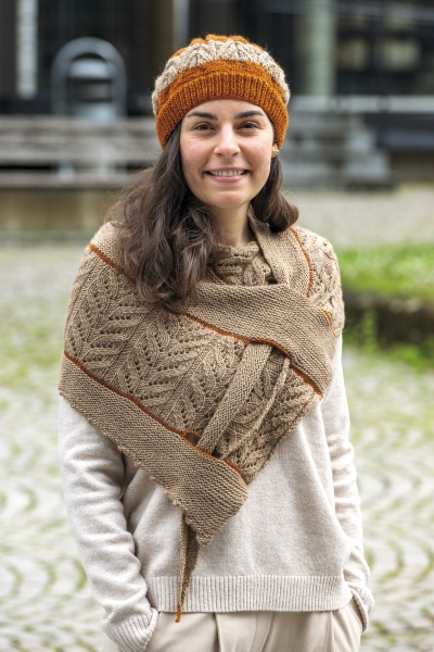 Modische Strickmütze und Schal in Erdtönen; detailreich gemustert, handgefertigt, warmes DIY-Design.