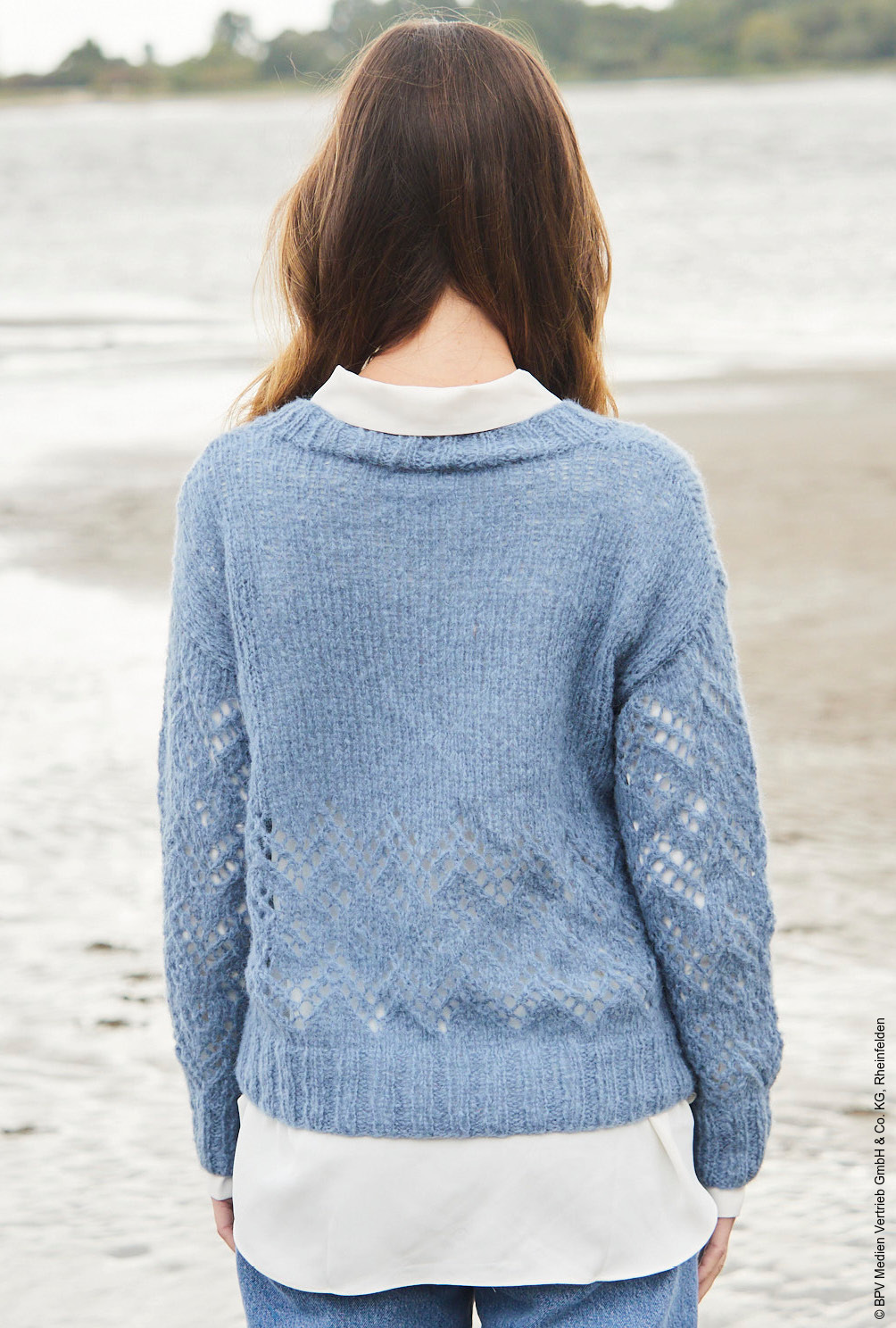 Modellansicht Bild 5: Pullover mit Ajourmuster in Blau